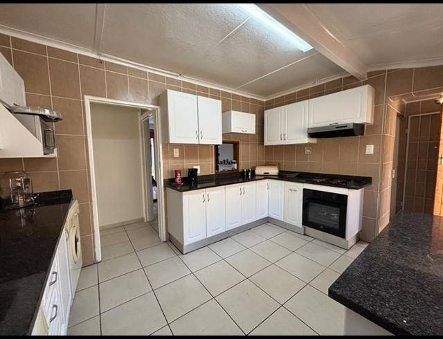 4 BEDROOM HOUSE FOR SALE IN SOPHIATOWN